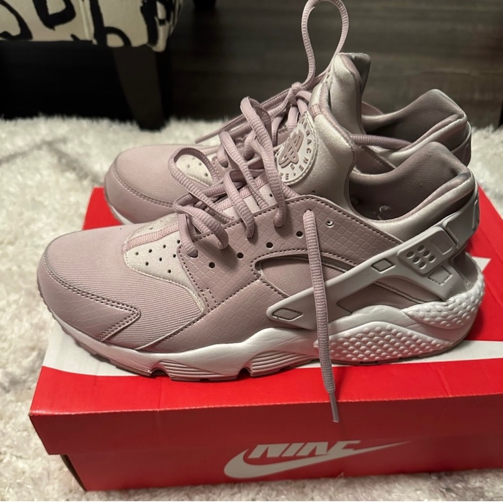 Nike Air Huarache (Women’s Size 10)